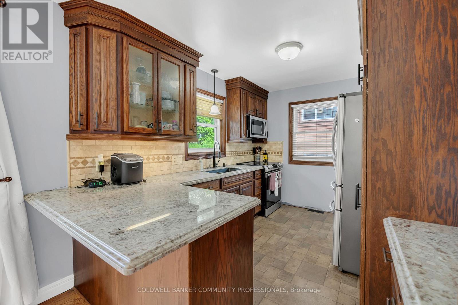 custom oak kitchen with granite tops - 446 East 36Th Street, Hamilton, ON - Indoor Photo Showing Kitchen
