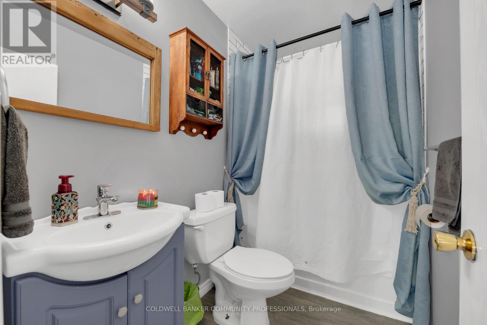 4-pc bathroom - 446 East 36Th Street, Hamilton, ON - Indoor Photo Showing Bathroom