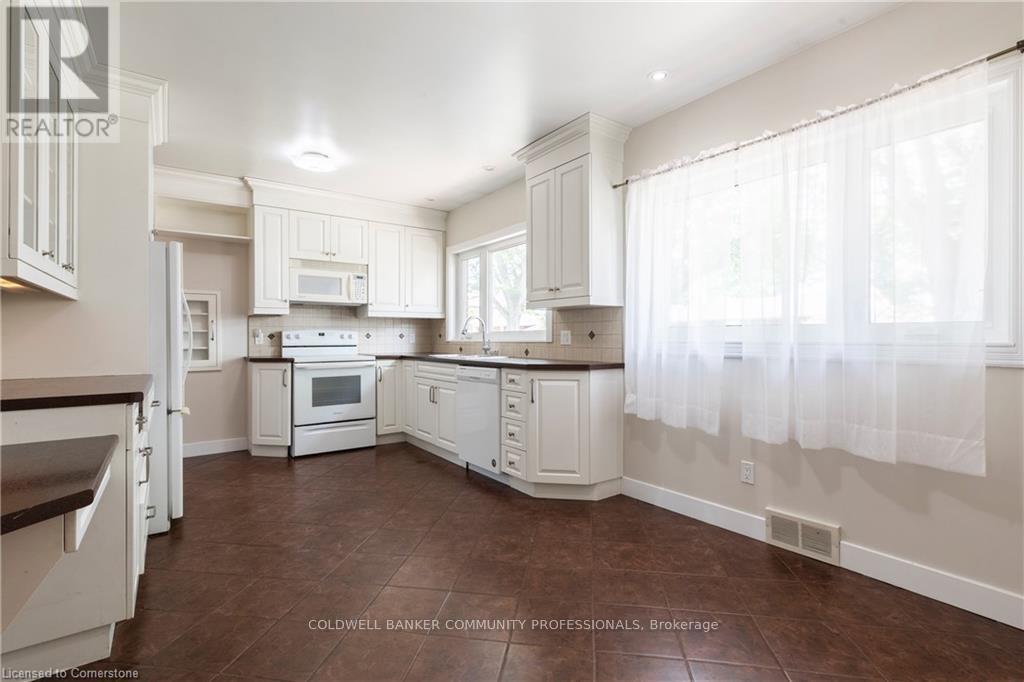 18 Masterson Drive, St. Catharines, ON - Indoor Photo Showing Kitchen