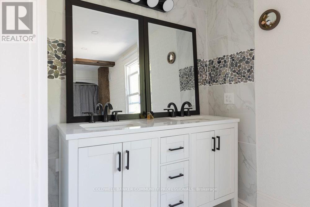 65 Banff Street, Haldimand, ON - Indoor Photo Showing Bathroom