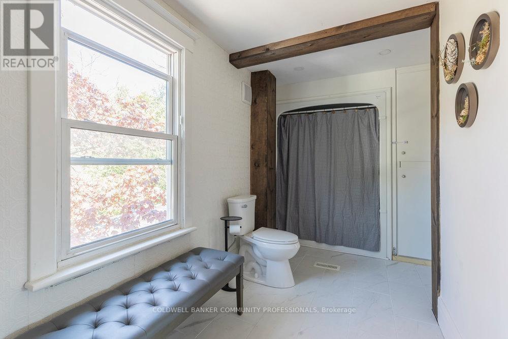 65 Banff Street, Haldimand, ON - Indoor Photo Showing Bathroom