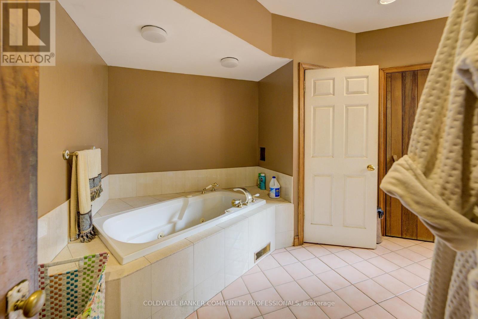 7 Robinson Street S, Grimsby, ON - Indoor Photo Showing Bathroom