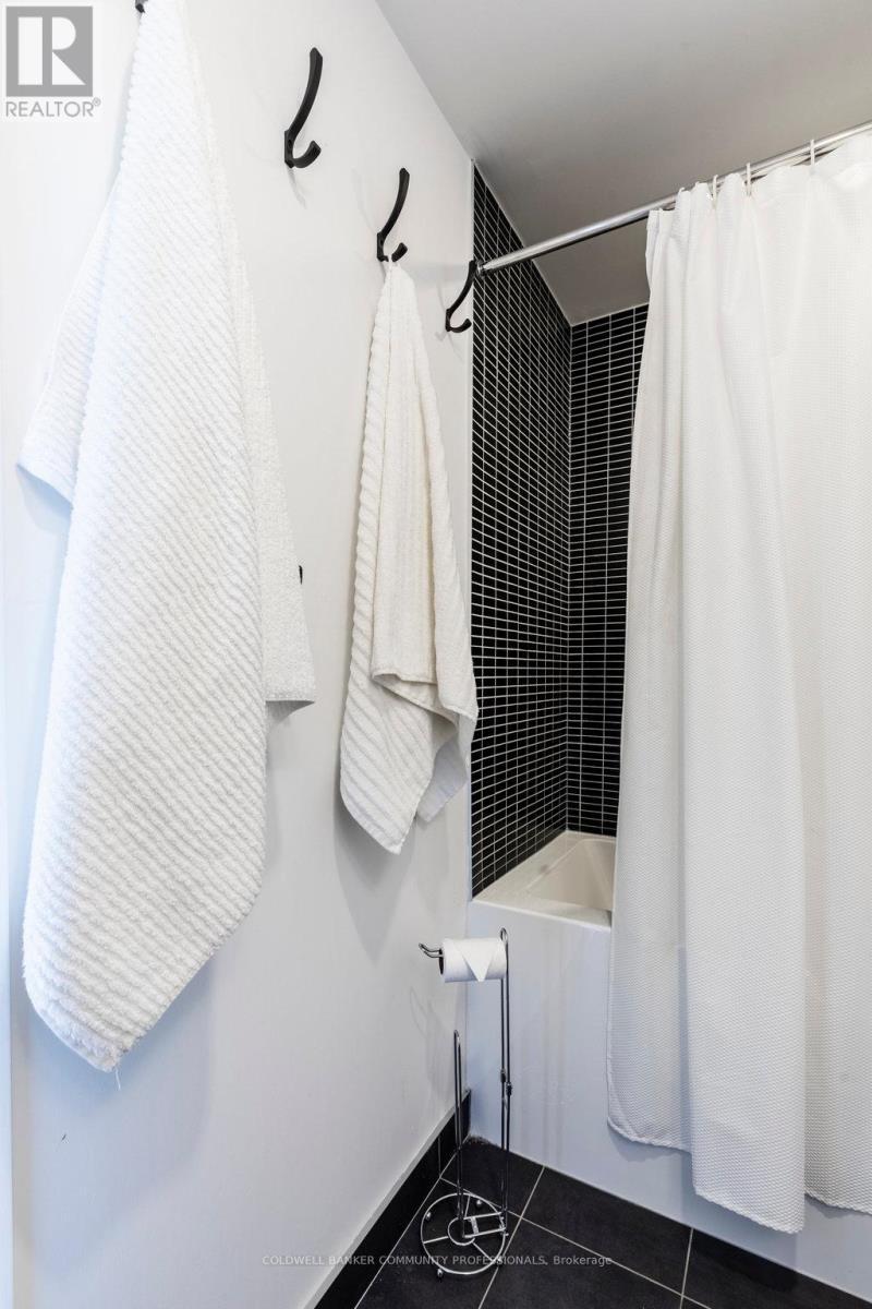 727 - 1 Jarvis Street, Hamilton, ON - Indoor Photo Showing Bathroom