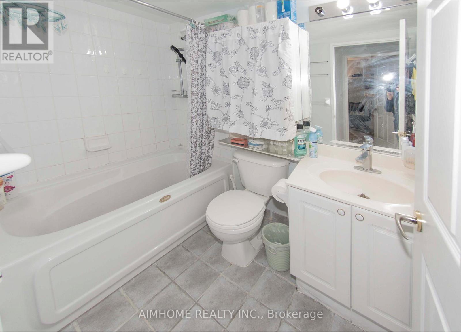 610 - 1 Lee Centre Drive, Toronto, ON - Indoor Photo Showing Bathroom