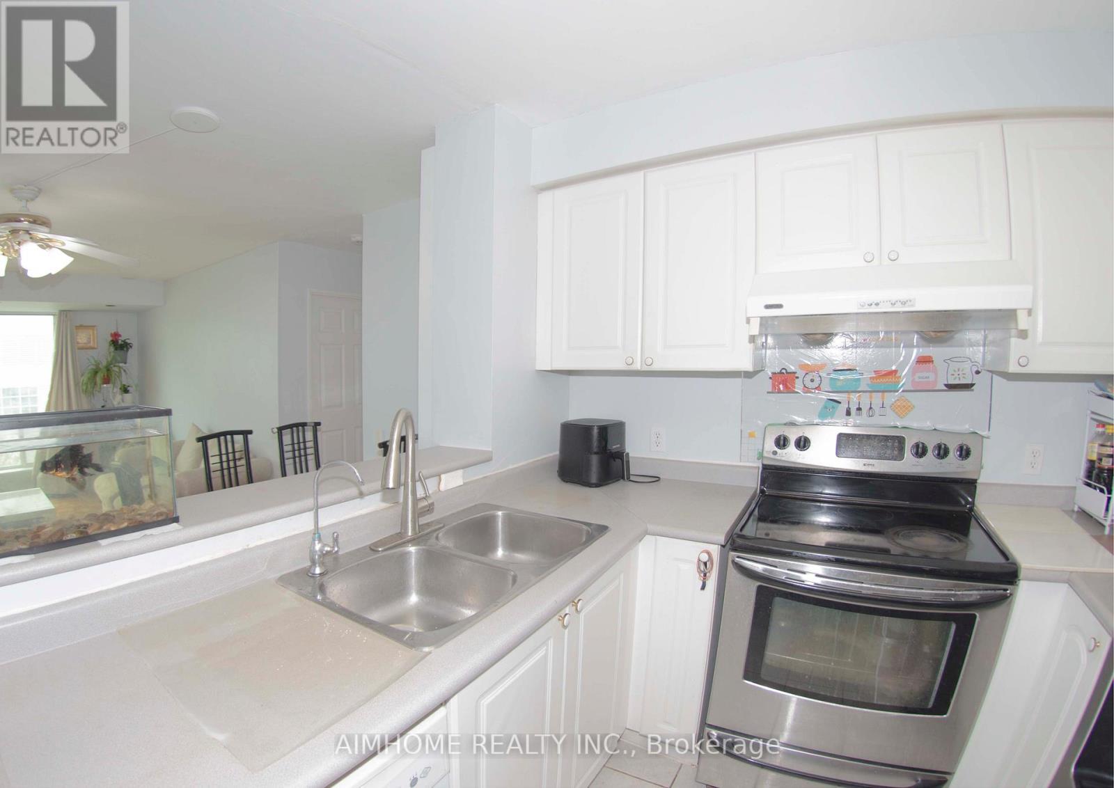 610 - 1 Lee Centre Drive, Toronto, ON - Indoor Photo Showing Kitchen With Double Sink