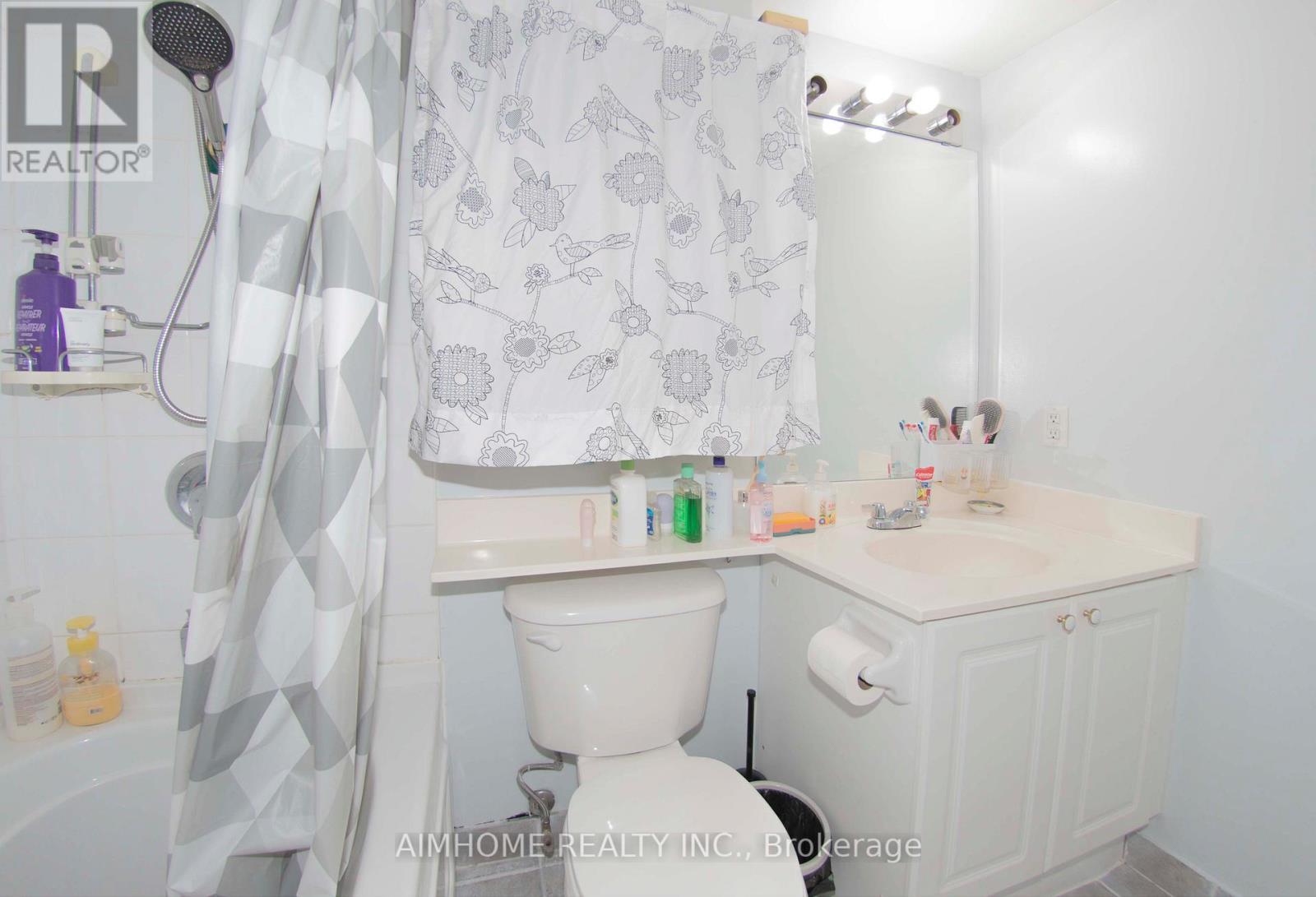 610 - 1 Lee Centre Drive, Toronto, ON - Indoor Photo Showing Bathroom