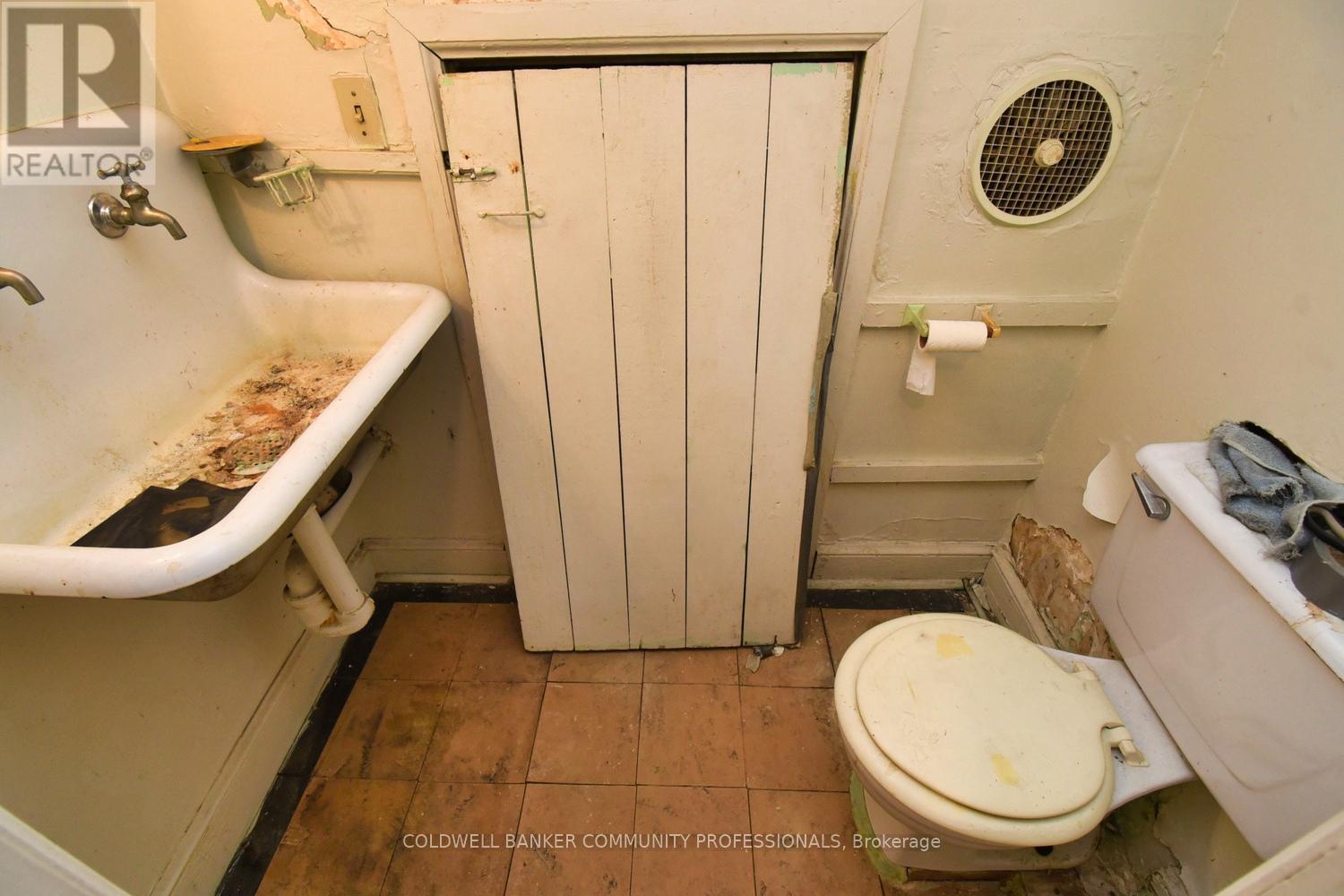 14 Spruceside Avenue, Hamilton, ON - Indoor Photo Showing Bathroom