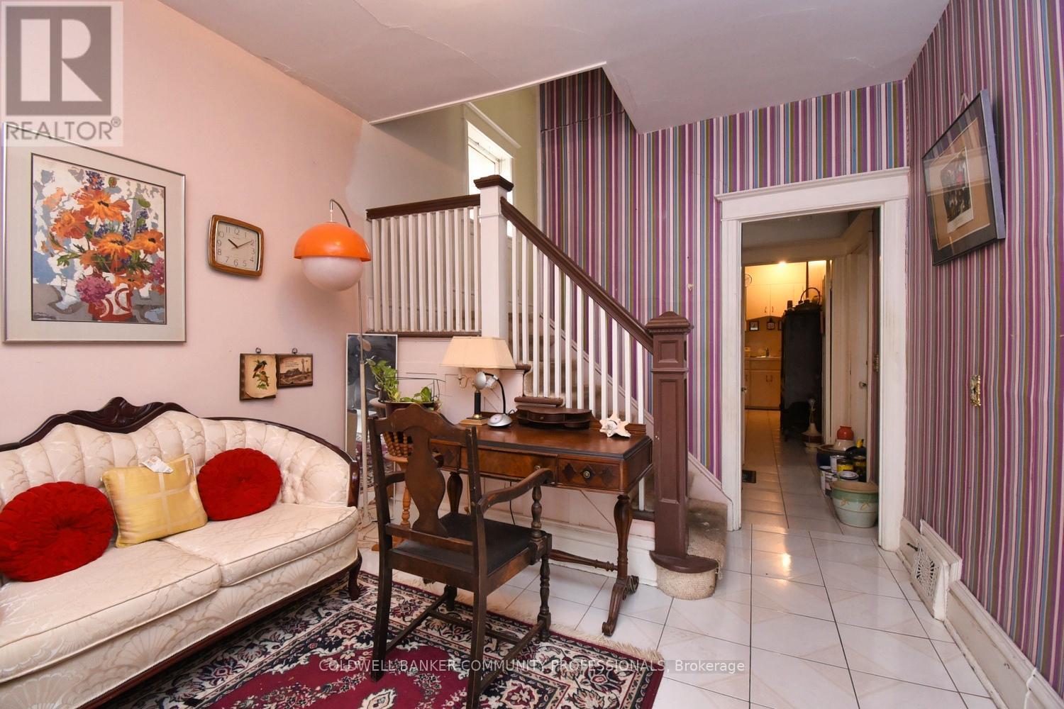 14 Spruceside Avenue, Hamilton, ON - Indoor