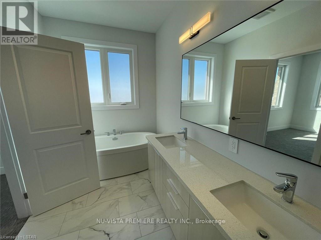 320 Stathis Boulevard, Sarnia, ON - Indoor Photo Showing Bathroom