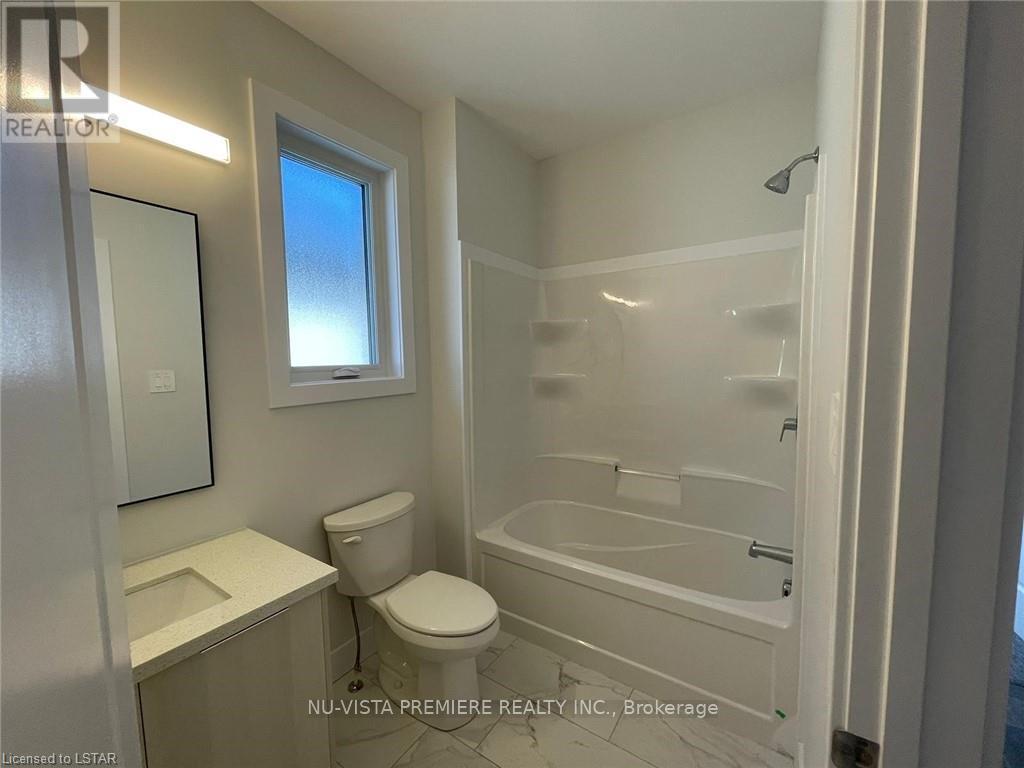 320 Stathis Boulevard, Sarnia, ON - Indoor Photo Showing Bathroom