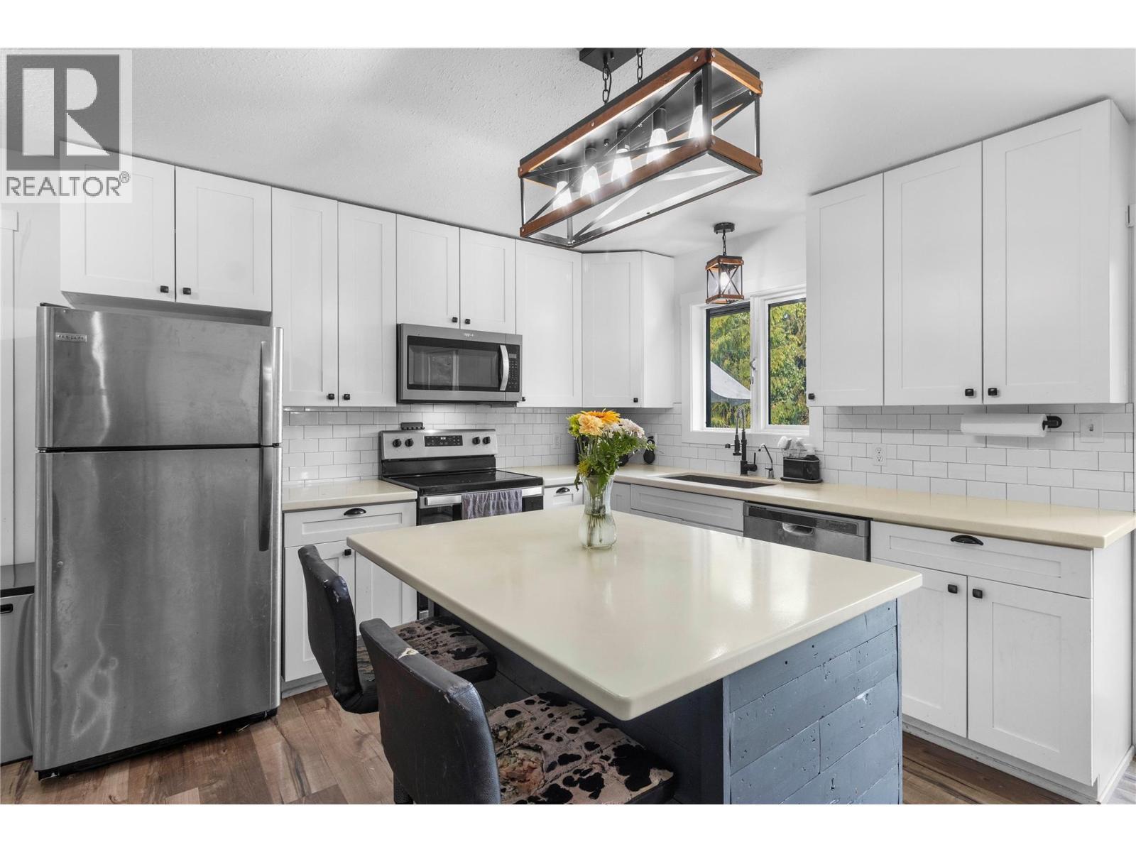 4018 Greaves Road, Eagle Bay, BC - Indoor Photo Showing Kitchen