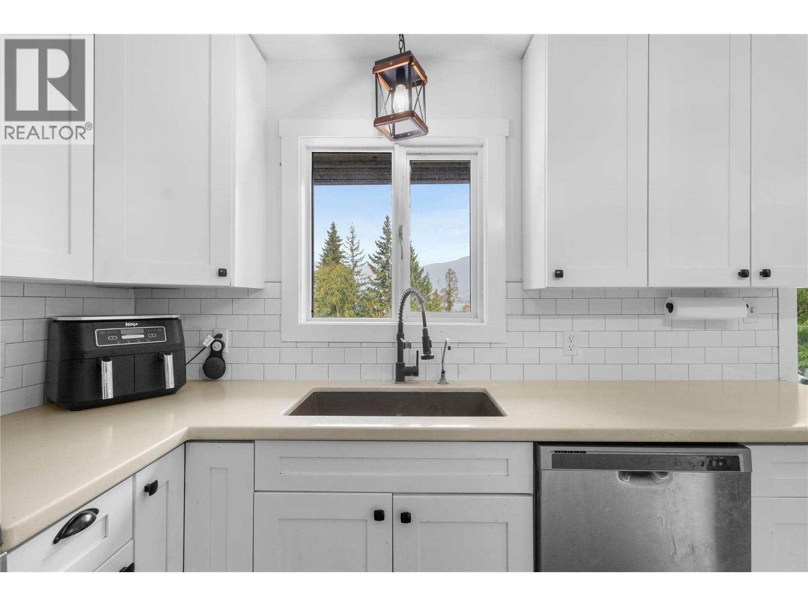 4018 Greaves Road, Eagle Bay, BC - Indoor Photo Showing Kitchen