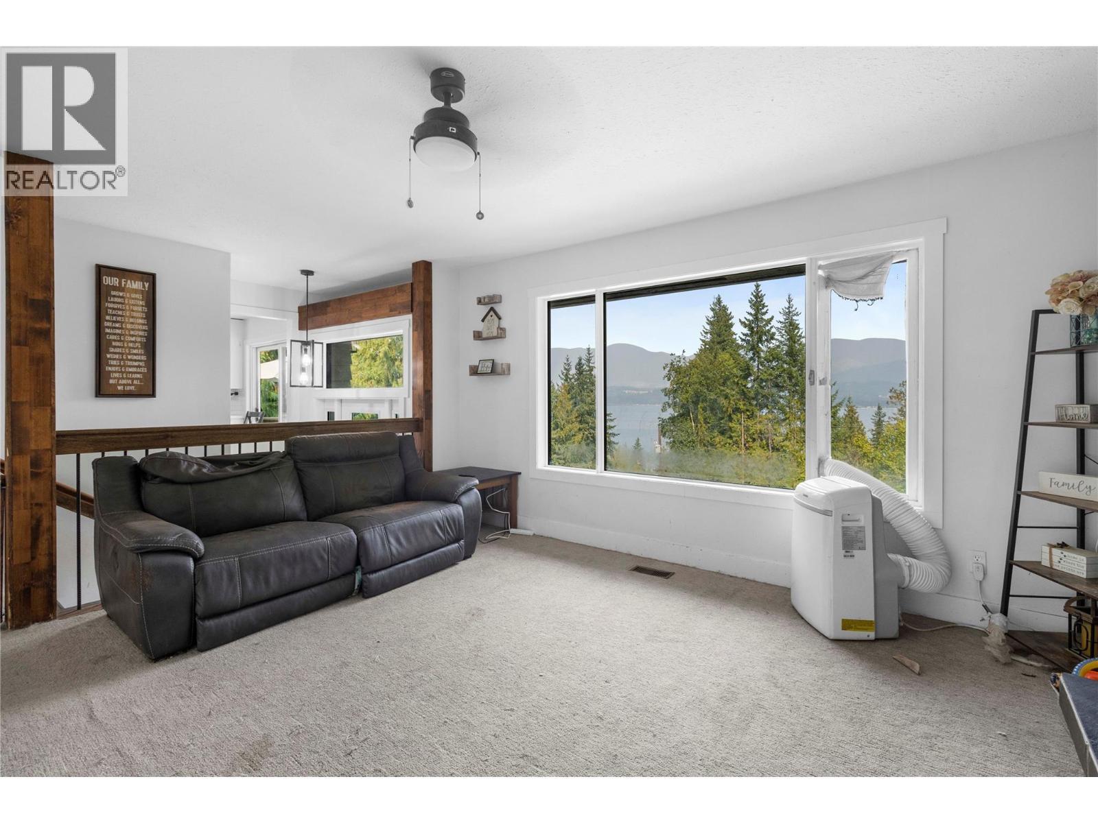 4018 Greaves Road, Eagle Bay, BC - Indoor Photo Showing Living Room