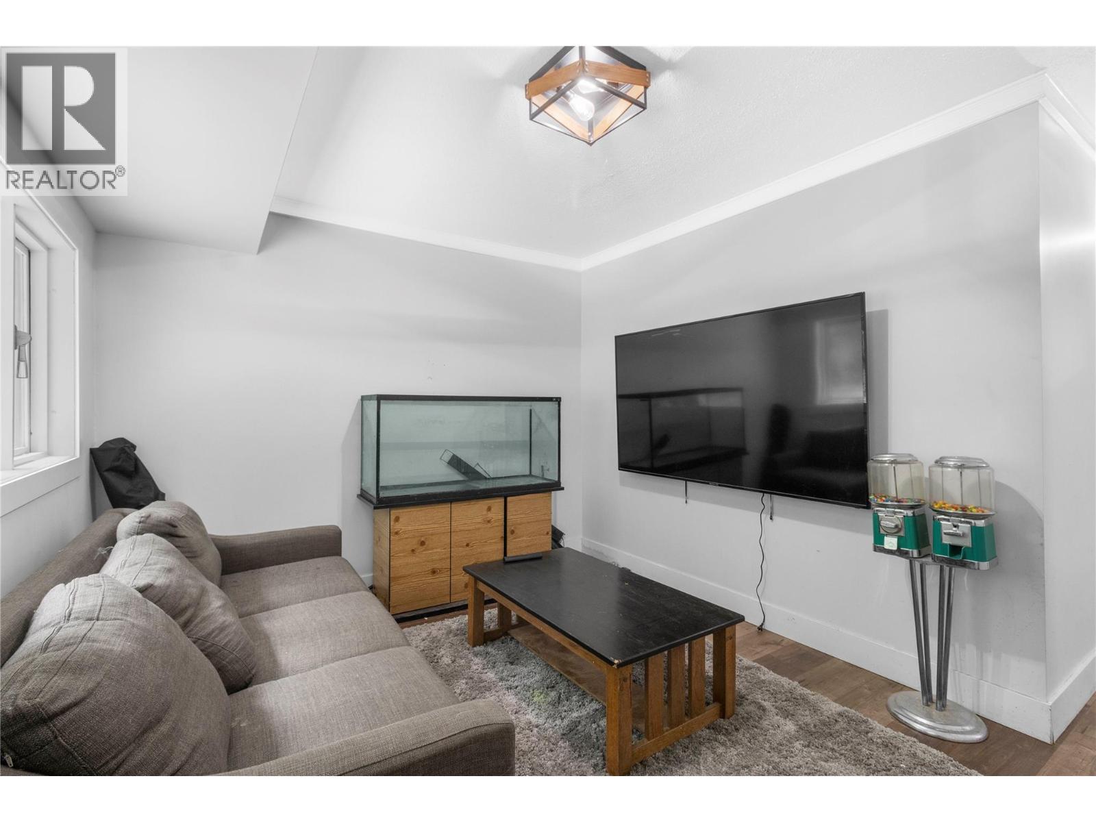 4018 Greaves Road, Eagle Bay, BC - Indoor Photo Showing Living Room