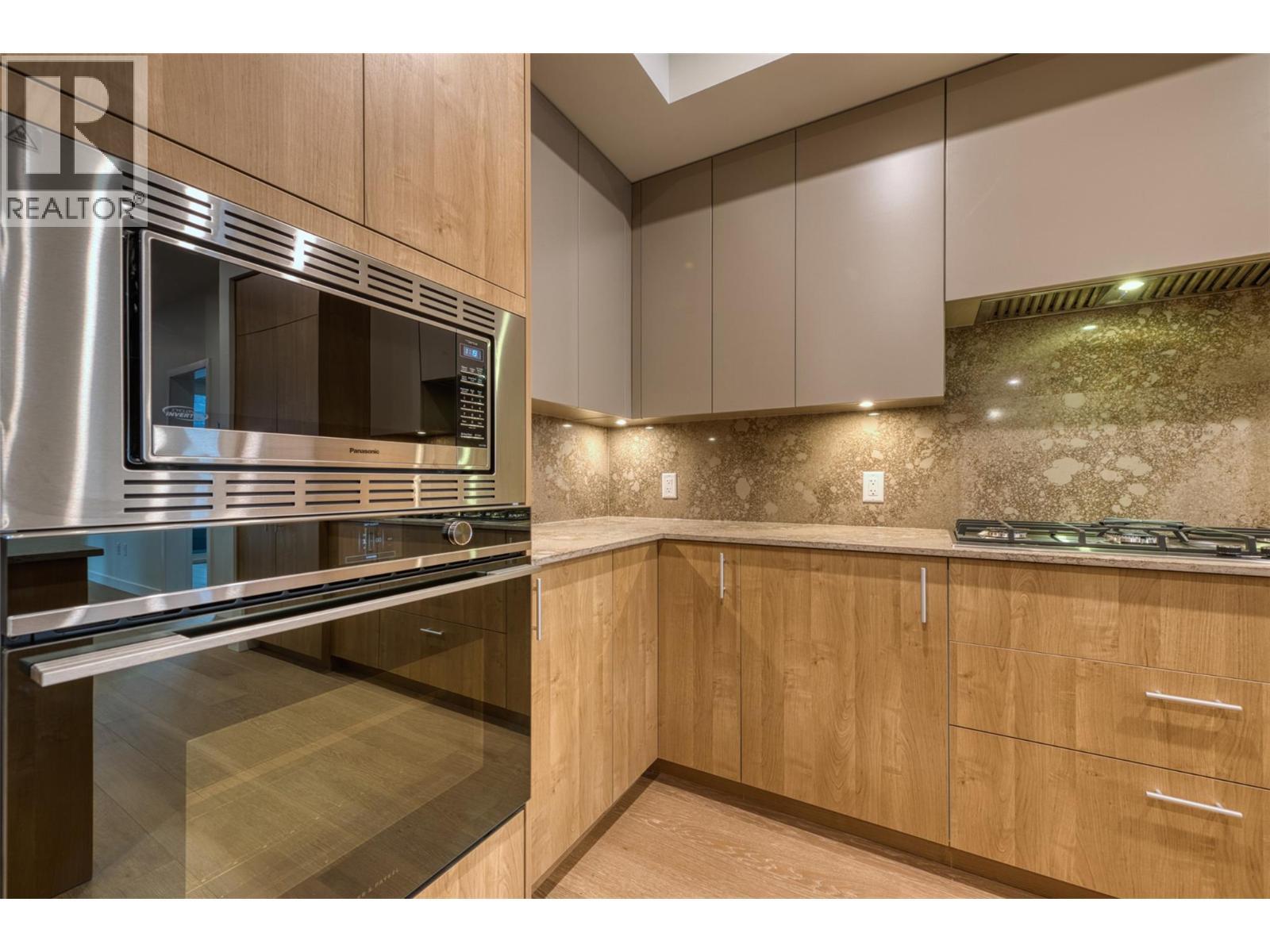 9654 Benchland Drive Unit# 201, Lake Country, BC - Indoor Photo Showing Kitchen With Upgraded Kitchen