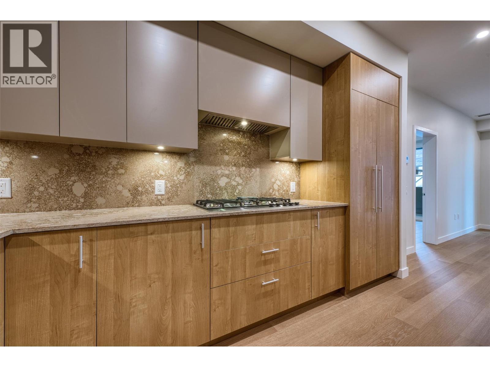 9654 Benchland Drive Unit# 201, Lake Country, BC - Indoor Photo Showing Kitchen With Upgraded Kitchen