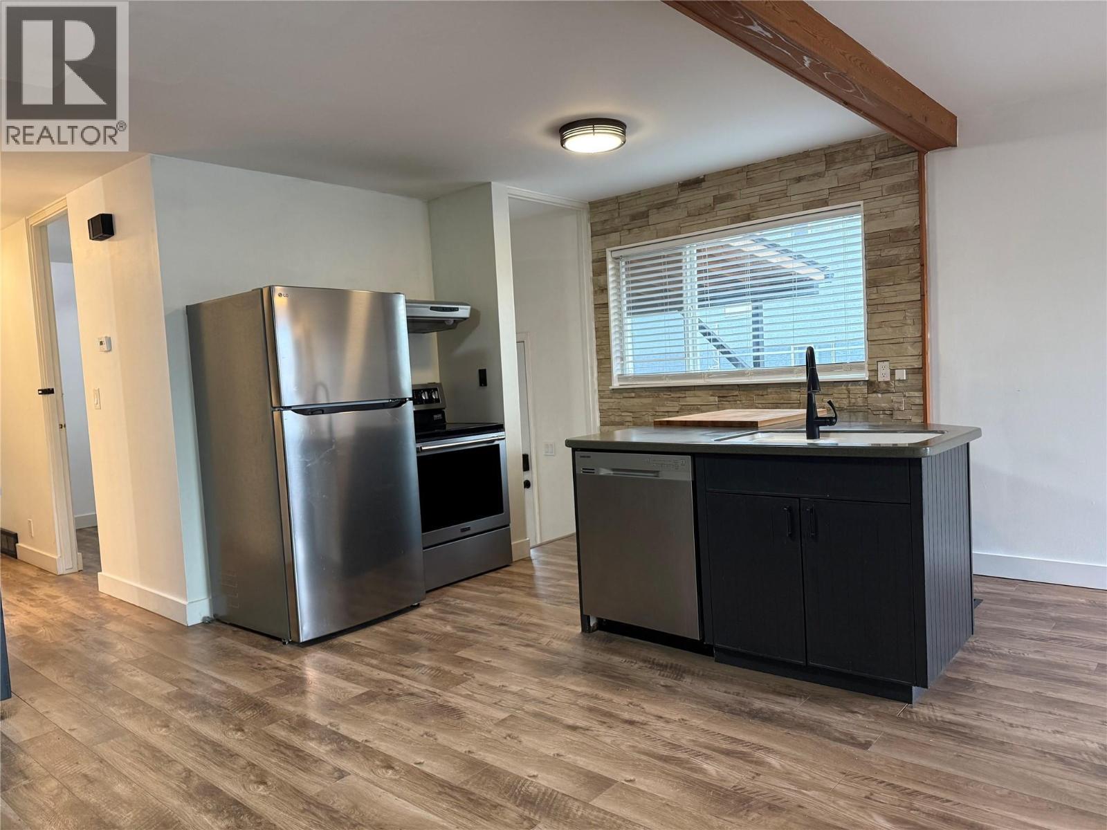 880 Hollydell Road, Kelowna, BC - Indoor Photo Showing Kitchen