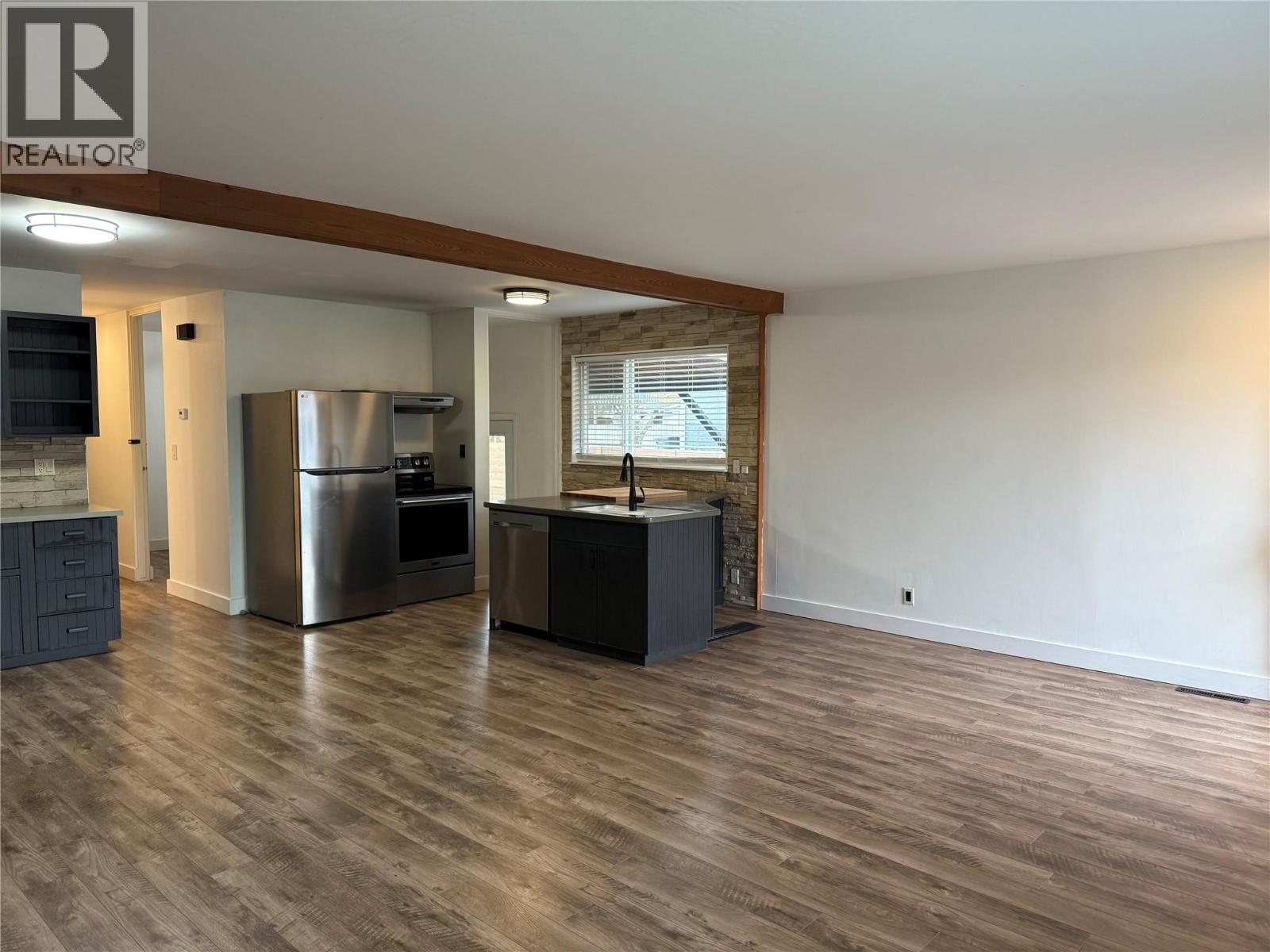 880 Hollydell Road, Kelowna, BC - Indoor Photo Showing Kitchen