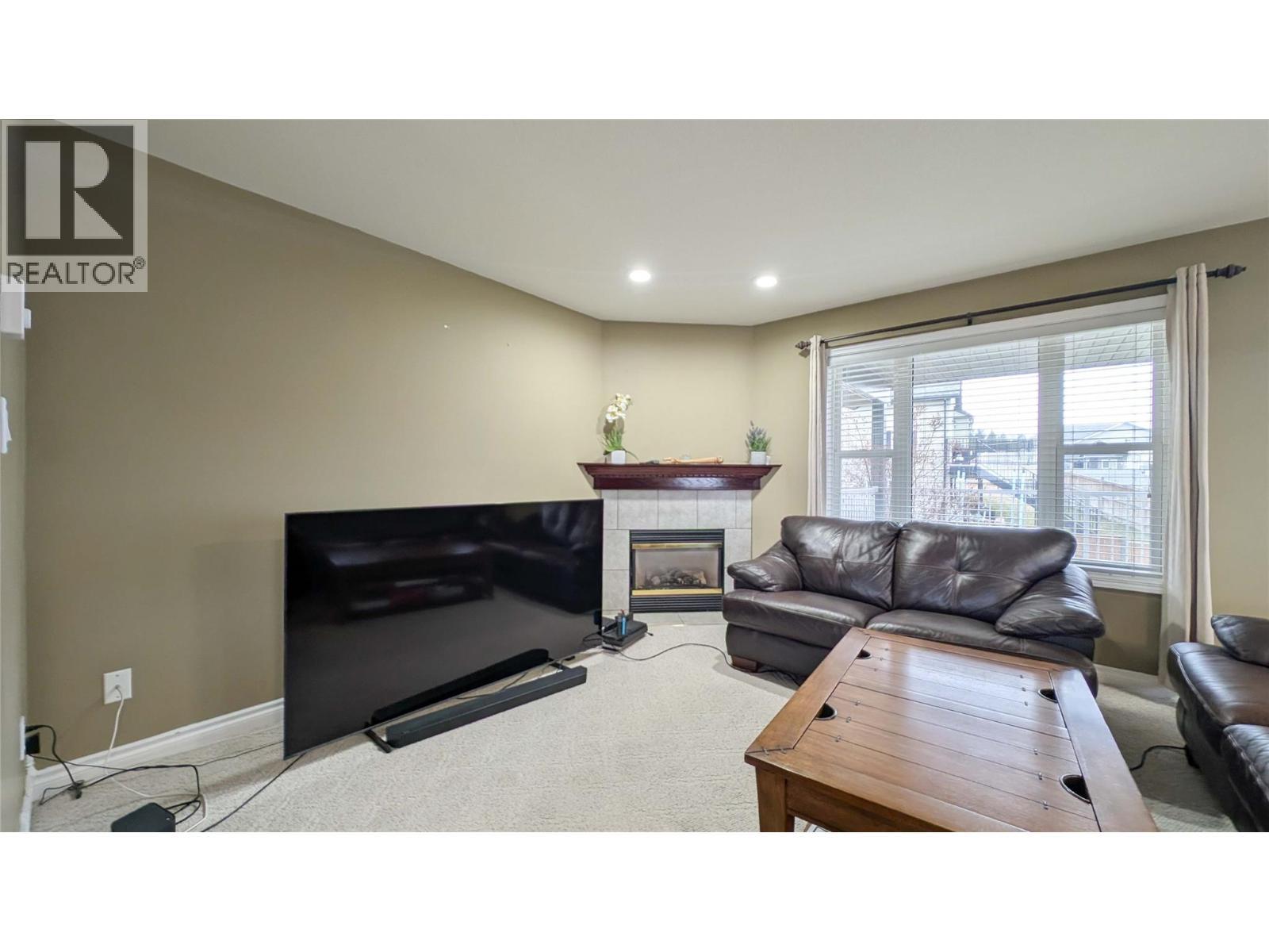 3301 Mt Fisher N Drive, Cranbrook, BC - Indoor Photo Showing Living Room With Fireplace