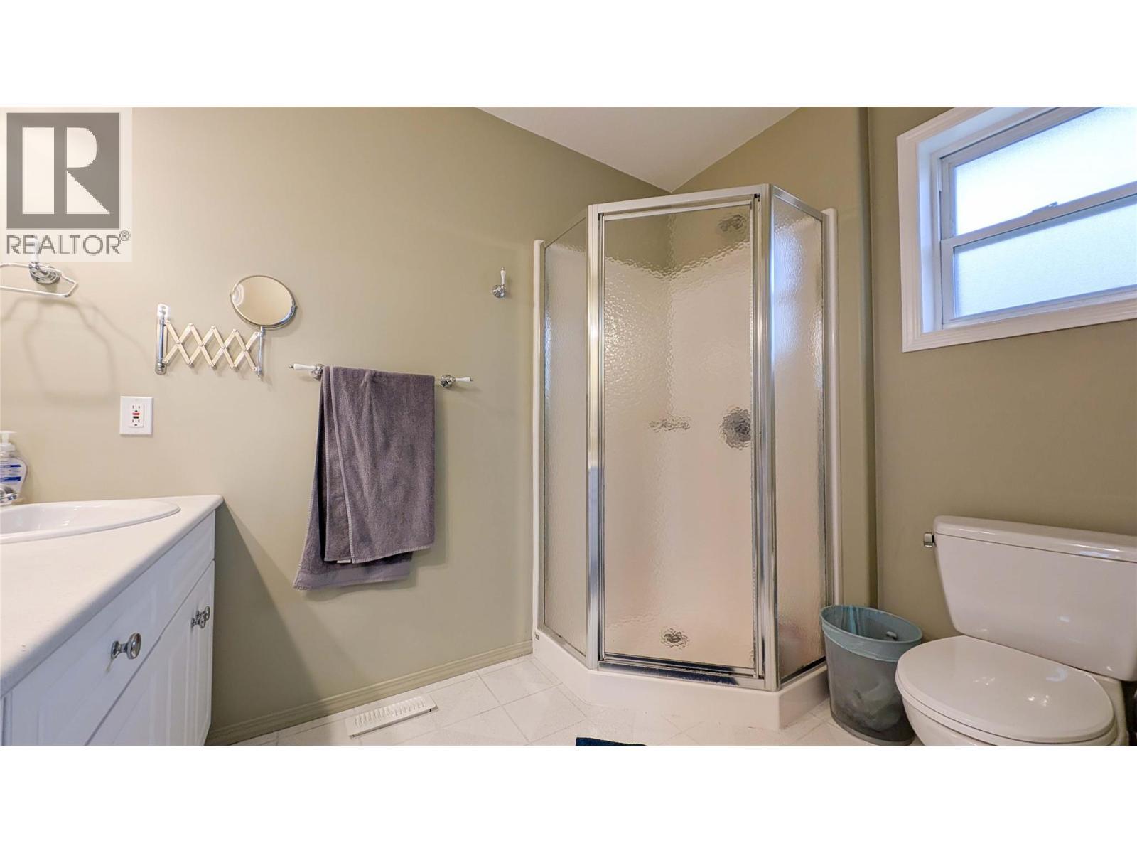 3301 Mt Fisher N Drive, Cranbrook, BC - Indoor Photo Showing Bathroom