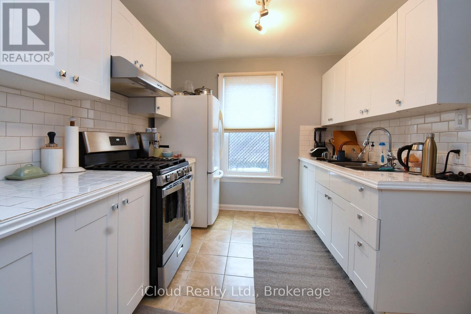 205 Prospect Street S, Hamilton, ON - Indoor Photo Showing Kitchen
