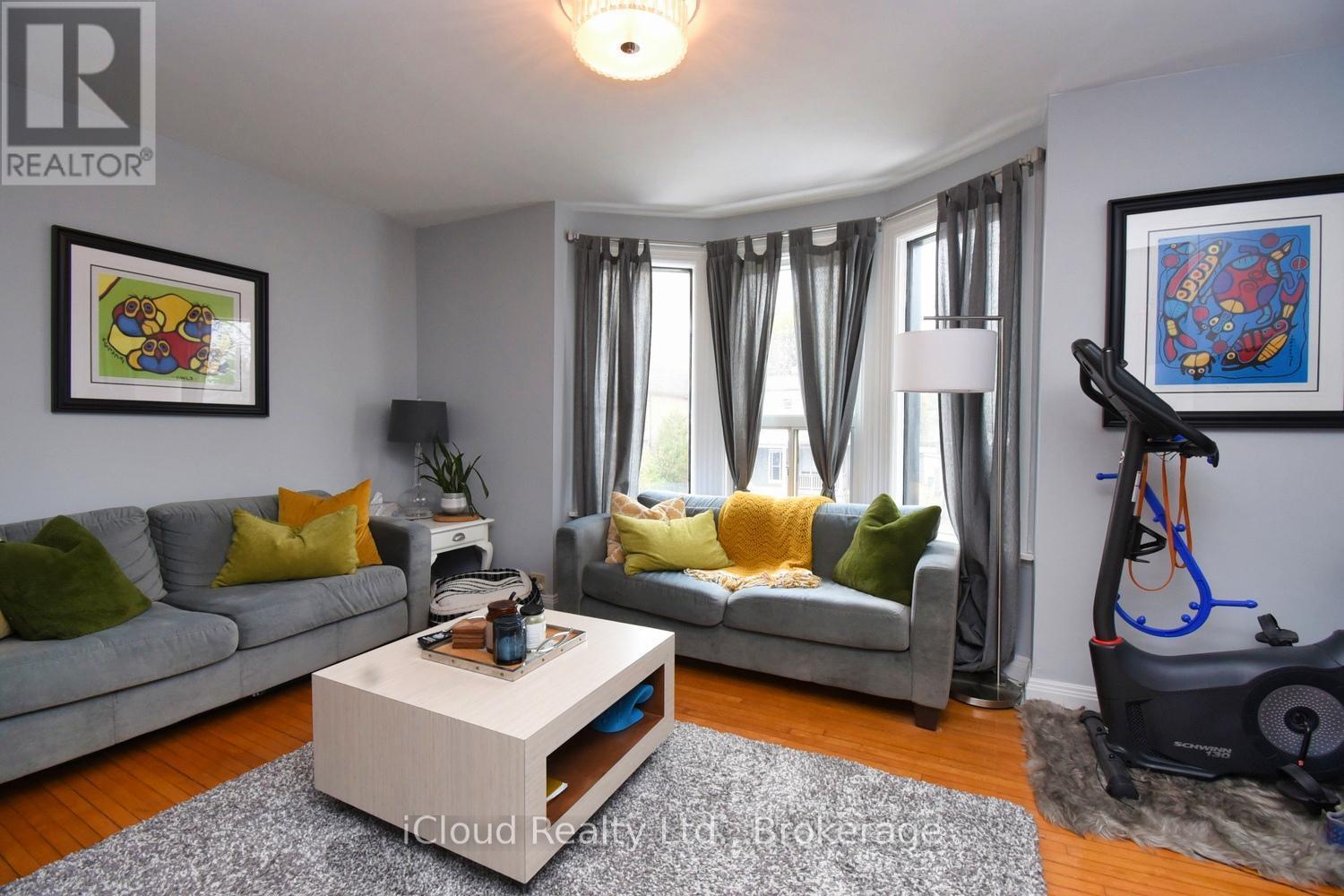 205 Prospect Street S, Hamilton, ON - Indoor Photo Showing Living Room