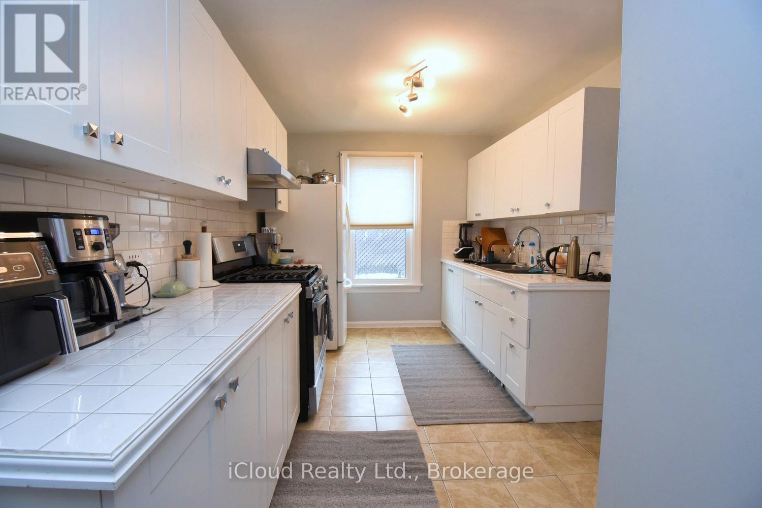 205 Prospect Street S, Hamilton, ON - Indoor Photo Showing Kitchen
