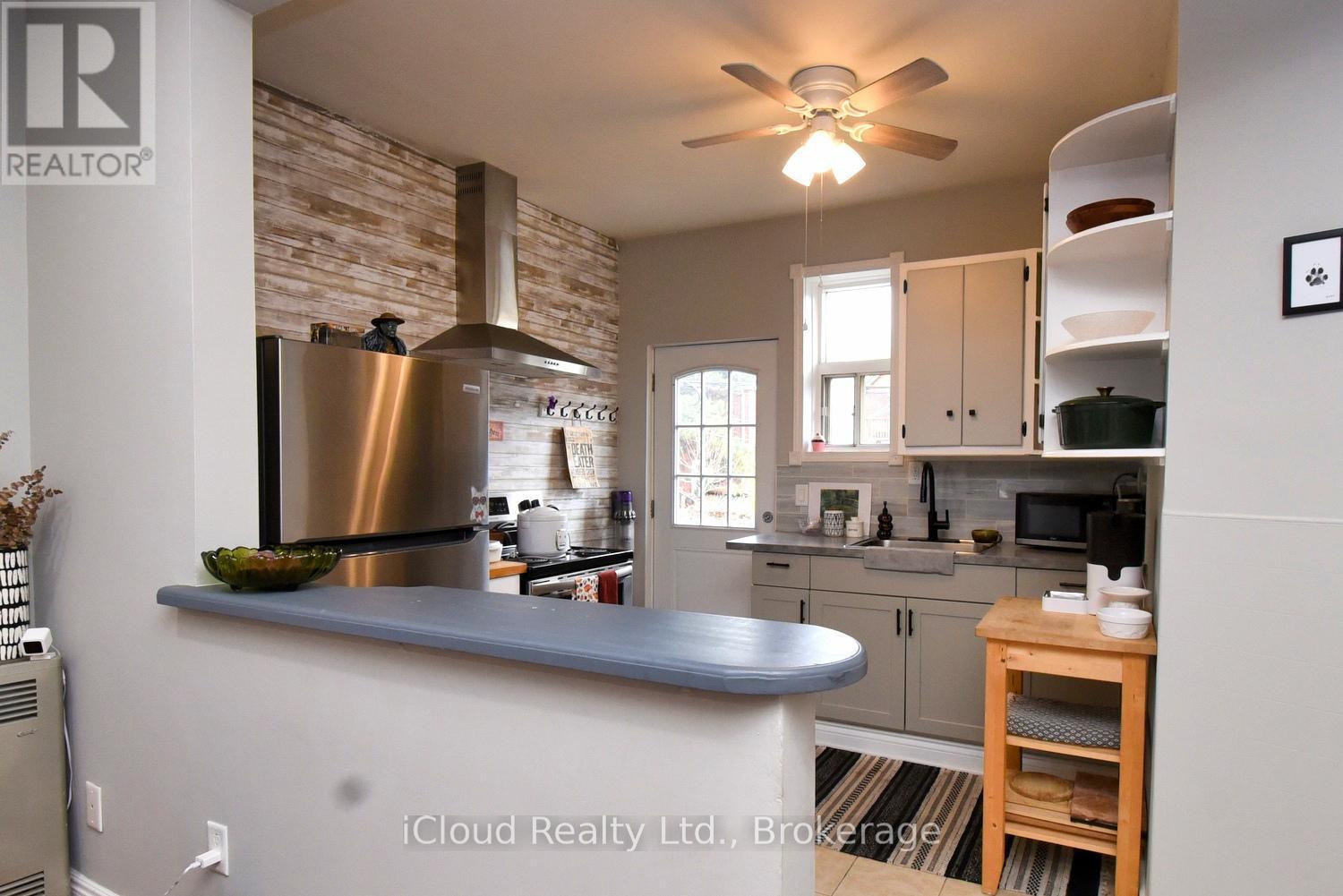 205 Prospect Street S, Hamilton, ON - Indoor