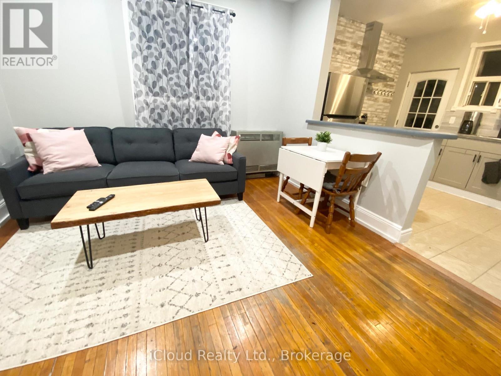205 Prospect Street S, Hamilton, ON - Indoor Photo Showing Living Room