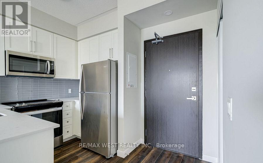 908 - 15 Queen Street S, Hamilton, ON - Indoor Photo Showing Kitchen