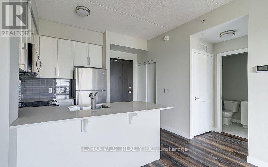 908 - 15 Queen Street S, Hamilton, ON - Indoor Photo Showing Kitchen