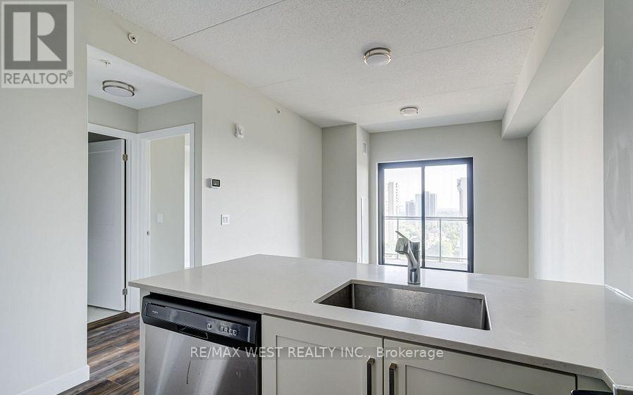 908 - 15 Queen Street S, Hamilton, ON - Indoor Photo Showing Kitchen