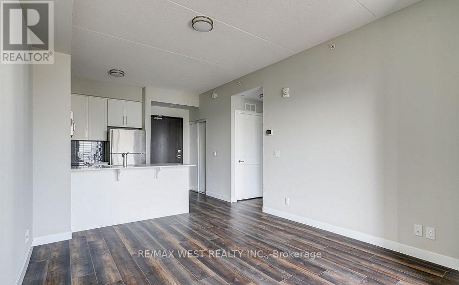 908 - 15 Queen Street S, Hamilton, ON - Indoor Photo Showing Kitchen