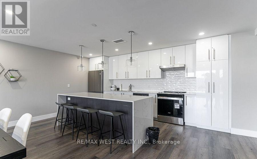 908 - 15 Queen Street S, Hamilton, ON - Indoor Photo Showing Kitchen With Upgraded Kitchen