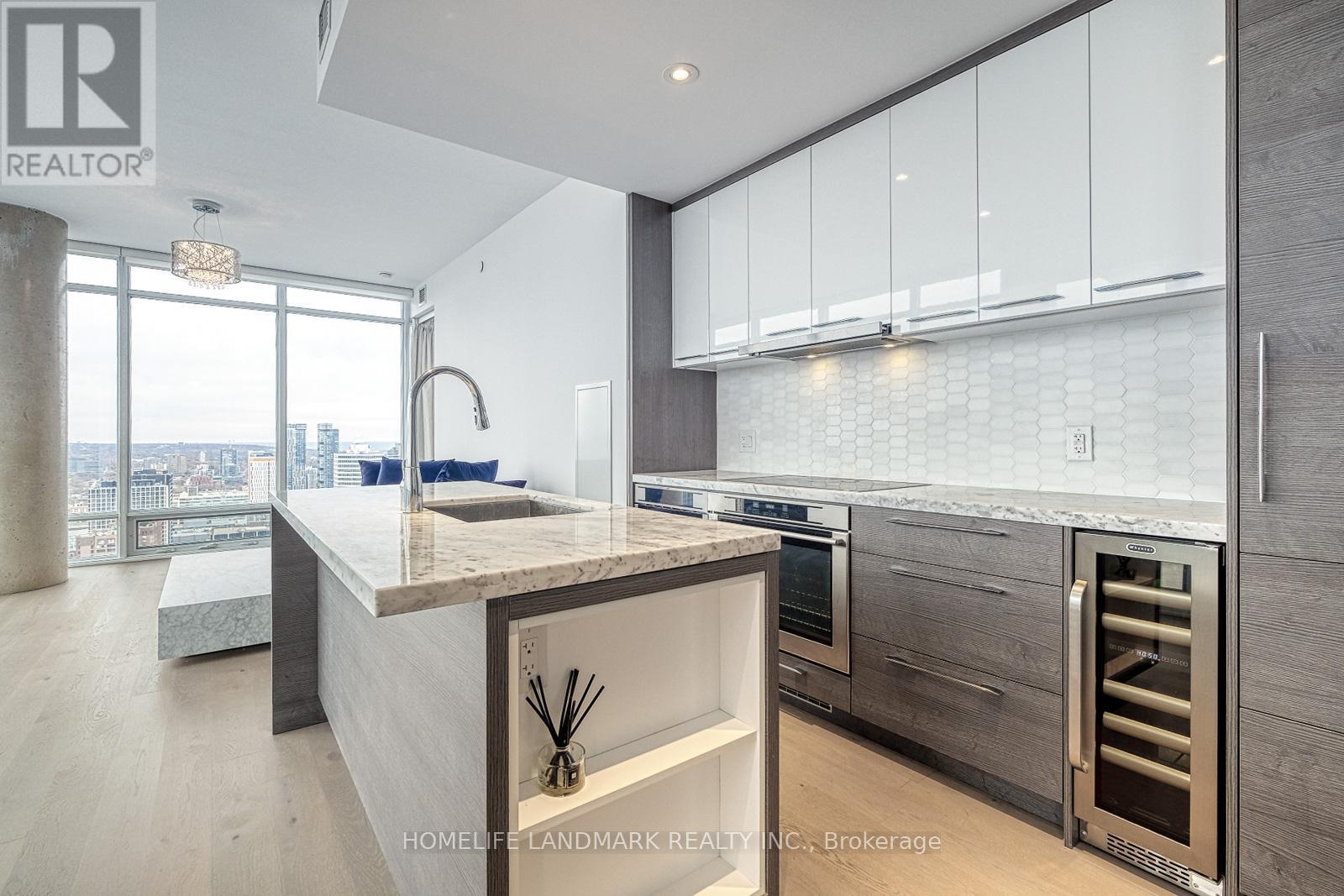 3302 - 488 University Avenue, Toronto, ON - Indoor Photo Showing Kitchen With Upgraded Kitchen