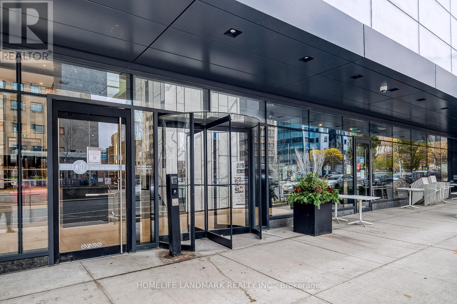 3302 - 488 University Avenue, Toronto, ON - Outdoor