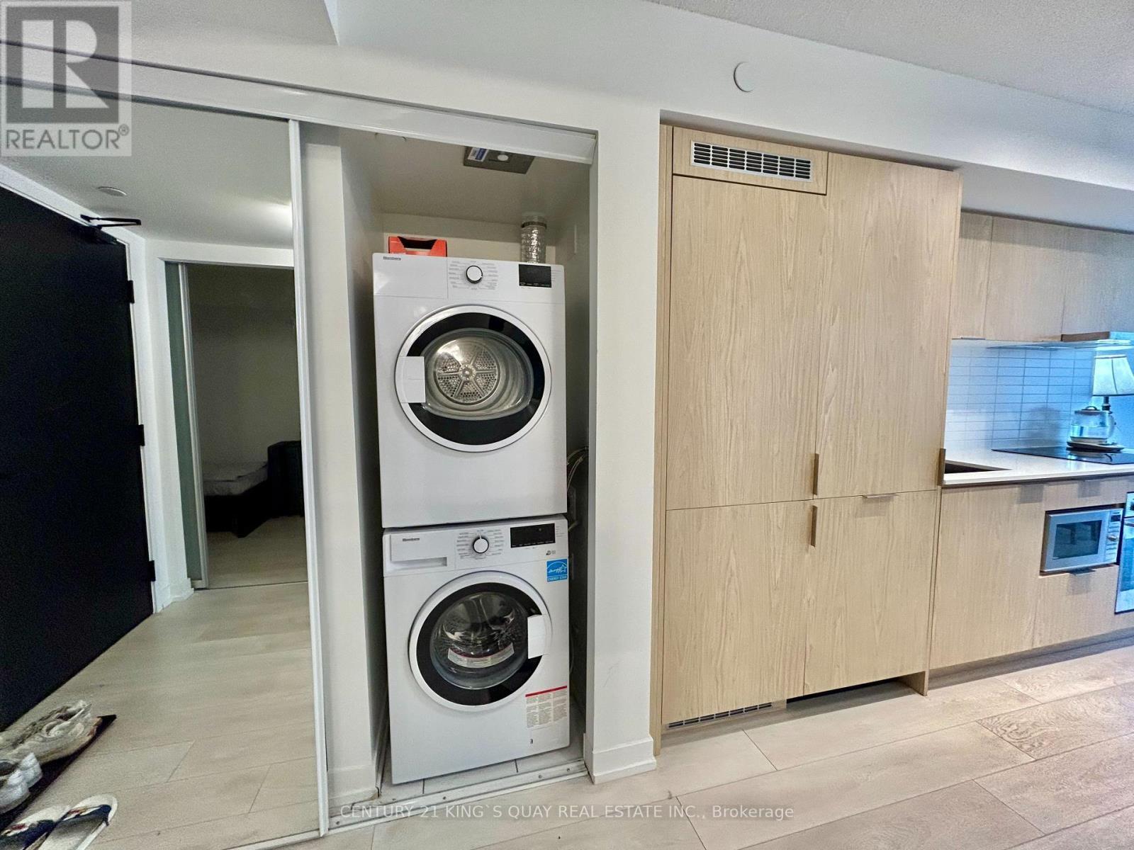 1703 - 60 Shuter Street, Toronto, ON - Indoor Photo Showing Laundry Room