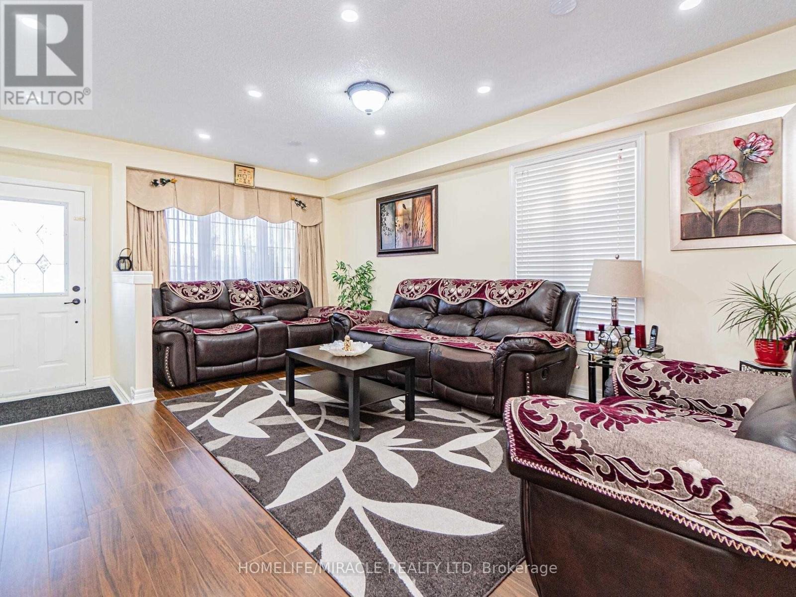 76 Starhill Crescent, Brampton, ON - Indoor Photo Showing Living Room