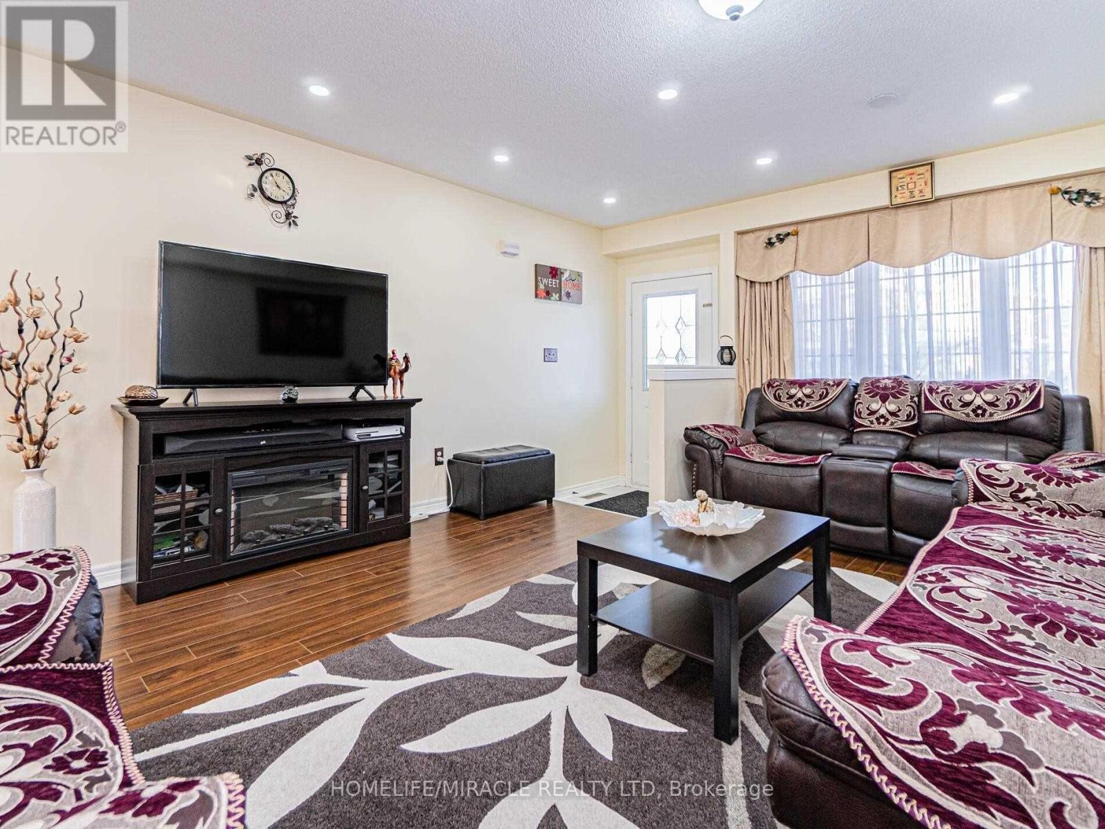 76 Starhill Crescent, Brampton, ON - Indoor Photo Showing Living Room
