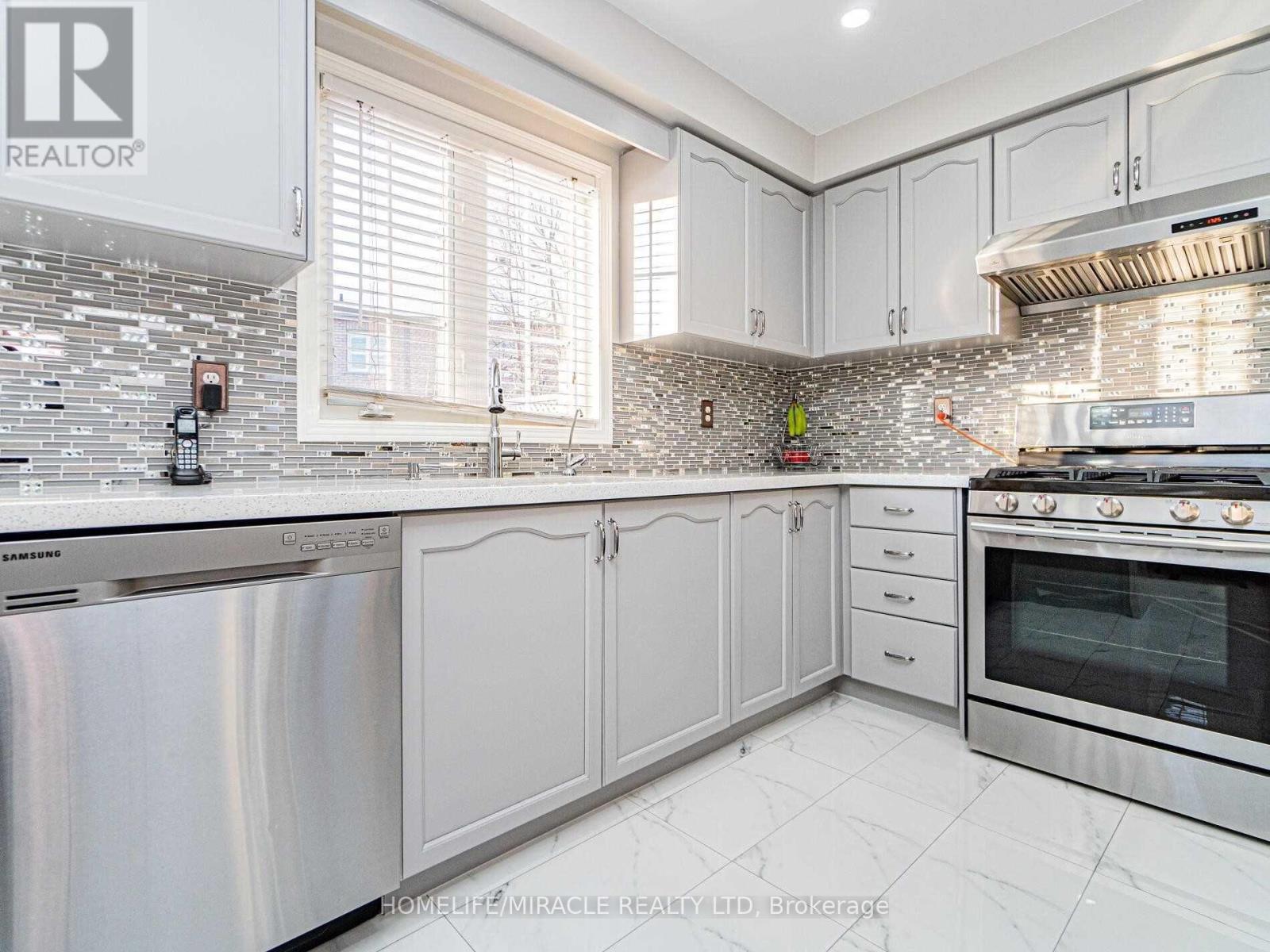 76 Starhill Crescent, Brampton, ON - Indoor Photo Showing Kitchen With Upgraded Kitchen