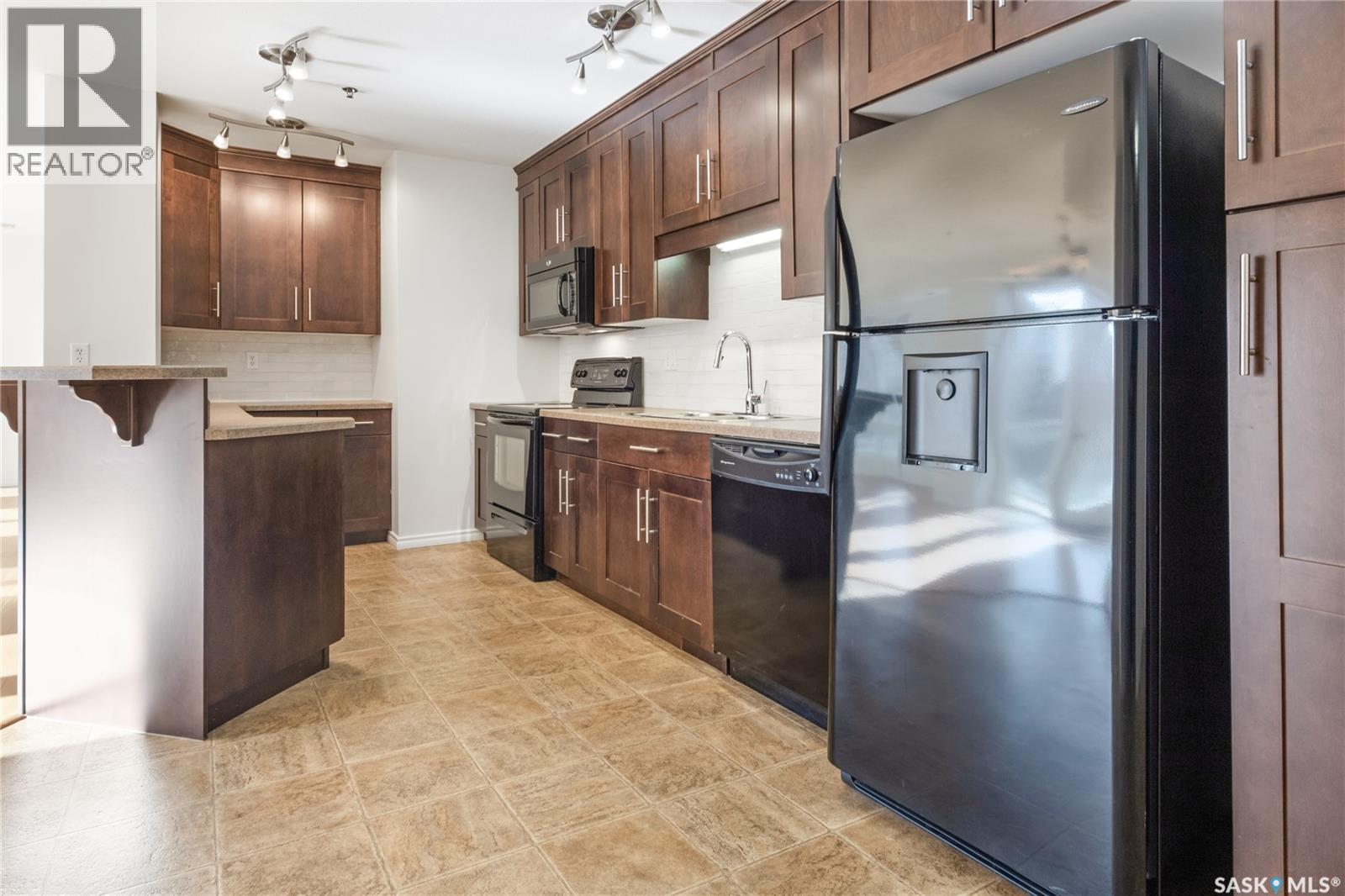402 902 Spadina Crescent E, Saskatoon, SK - Indoor Photo Showing Kitchen
