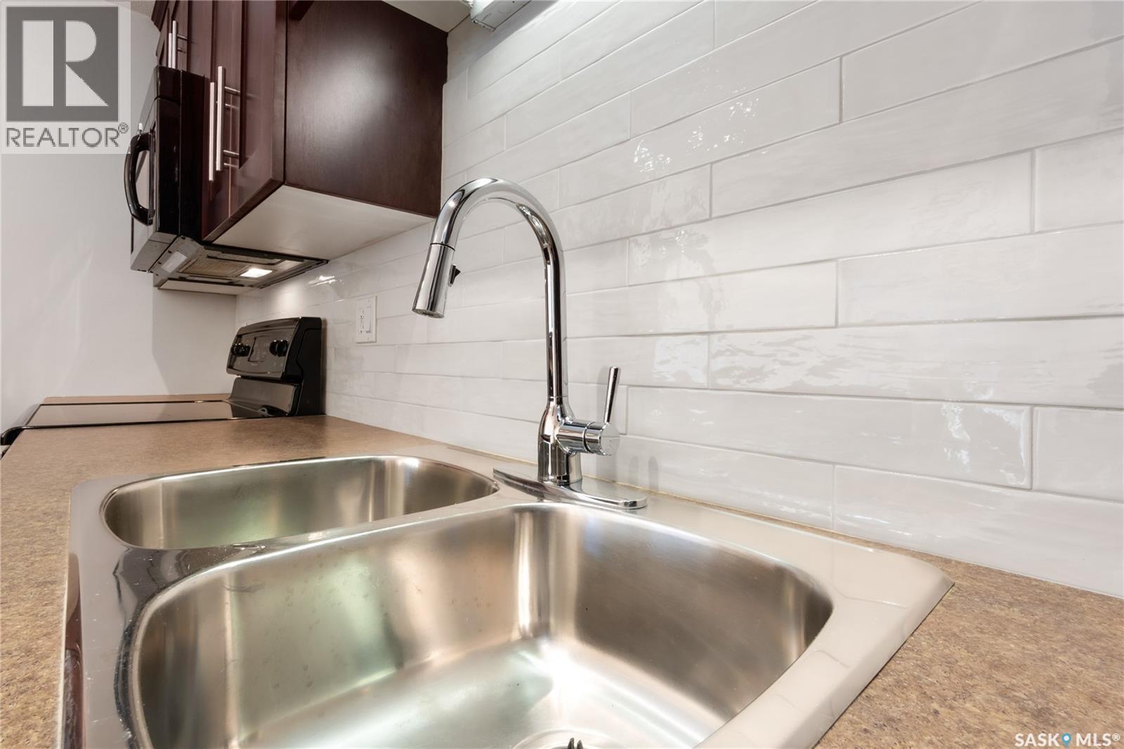 402 902 Spadina Crescent E, Saskatoon, SK - Indoor Photo Showing Kitchen With Double Sink
