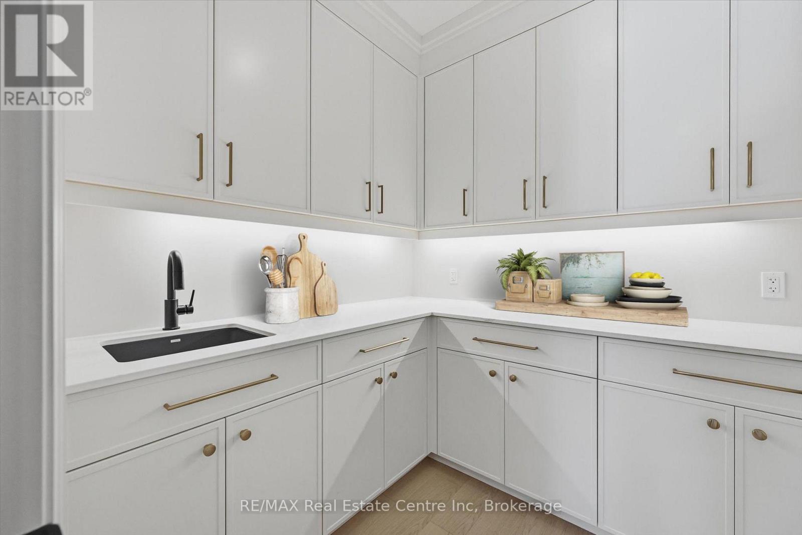 Photo has been virtually staged - 5 Prato Verde Lane, Hamilton (Rockton), ON - Indoor Photo Showing Kitchen
