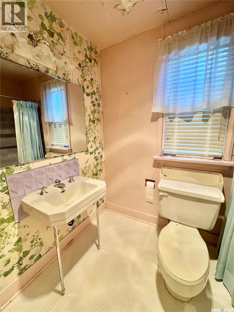 130 21St Street E, Prince Albert, SK - Indoor Photo Showing Bathroom