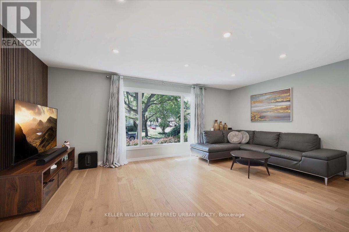 72 Cindy Drive, St. Catharines, ON - Indoor Photo Showing Living Room