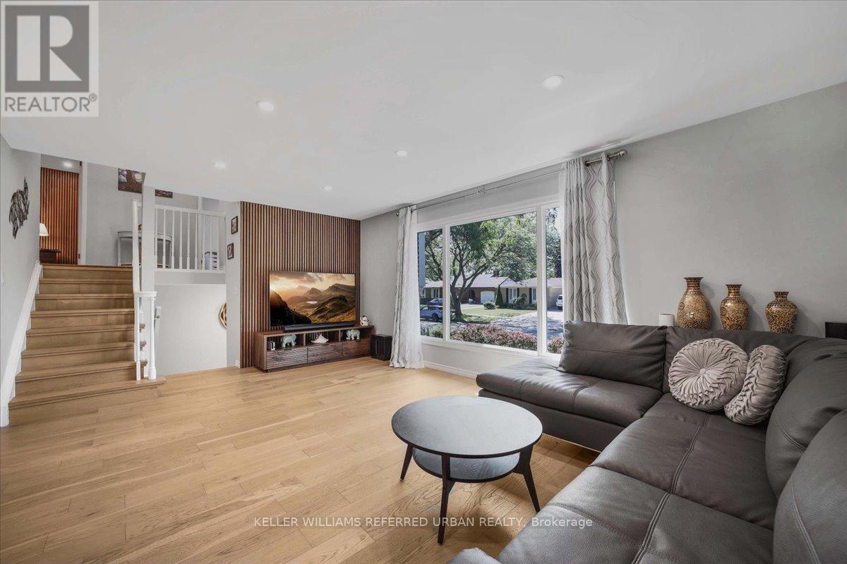 72 Cindy Drive, St. Catharines, ON - Indoor Photo Showing Living Room