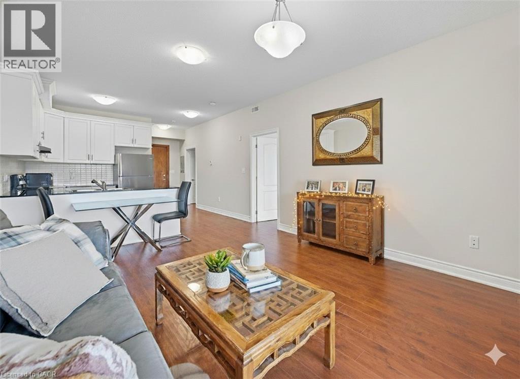 Living area featuring wood finished floors and baseboards - 8111 Forest Glen Drive Unit# 524, Niagara Falls, ON - Indoor Photo Showing Living Room
