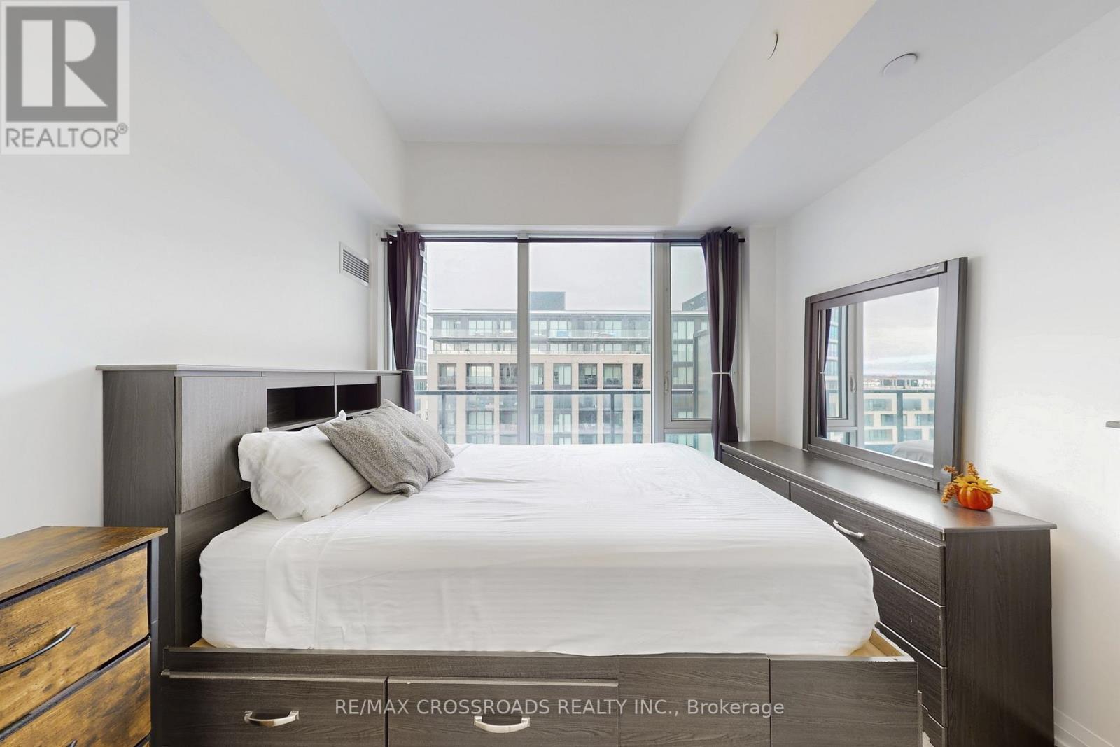 823 - 99 Eagle Rock Way, Vaughan, ON - Indoor Photo Showing Bedroom