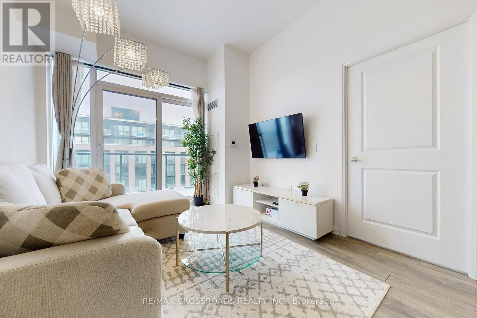 823 - 99 Eagle Rock Way, Vaughan, ON - Indoor Photo Showing Living Room