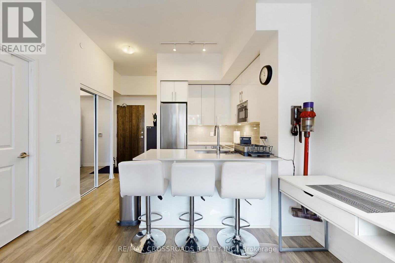 823 - 99 Eagle Rock Way, Vaughan, ON - Indoor Photo Showing Kitchen With Stainless Steel Kitchen With Double Sink